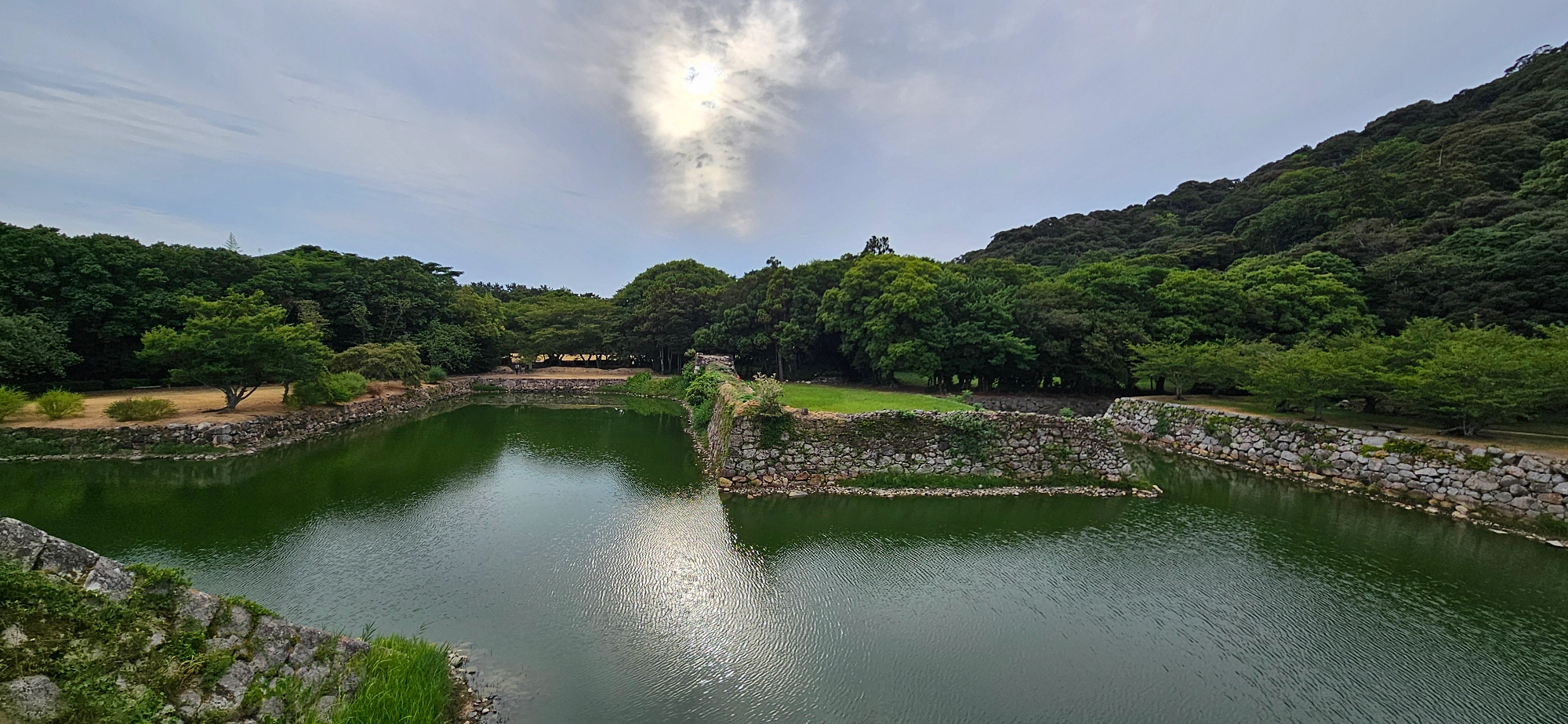 天守跡から見た石垣